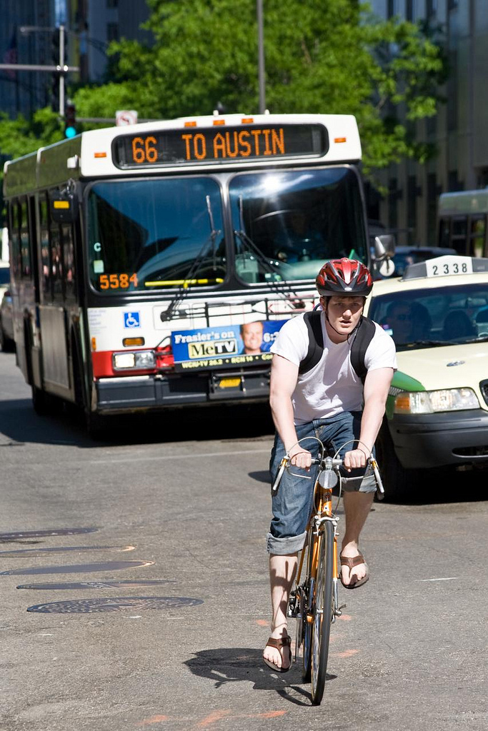A bicyclist and a bus on Chicago Avenue. Photo by Mike Travis.