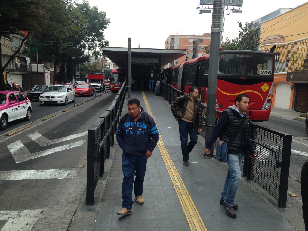 Enthusiasm for Curbs: The City Should Use Plastic Barriers to Keep Loop Link Lanes Clear