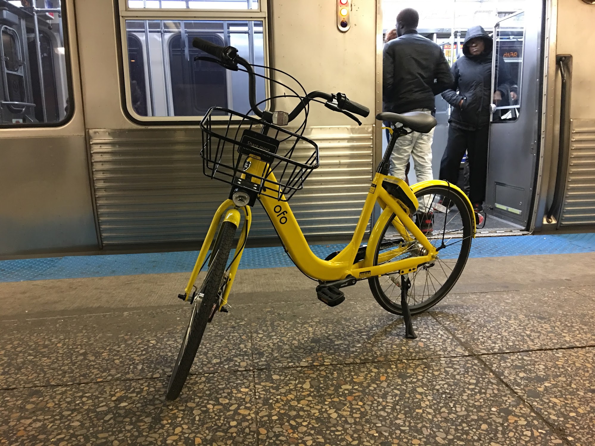 An Ofo bike on a Chicago 'L' platform. Photo: We Keep You Rollin'.