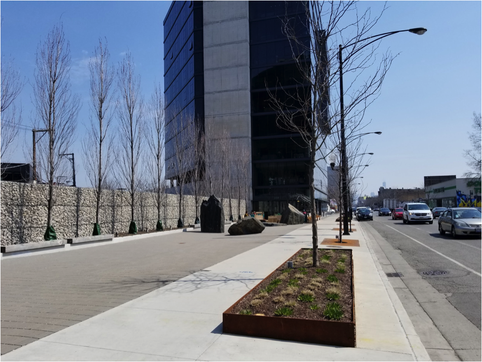 The plaza’s wasted northern half, on left. At the base of the southern tower, on right, there is cafe seating and a fire installation. Photo: Borna Koshand