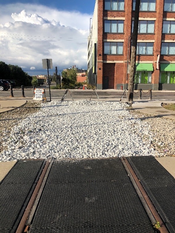 Rails removed, as seen facing north in September 2020. The line continued along the side of this building, onto Kingsbury Street, and then across another swing bridge to connect to a Union Pacific mainline near the Kennedy Expressway. The other swing bridge is slated to host an extension of the 606. Photo: Quinn Kasal