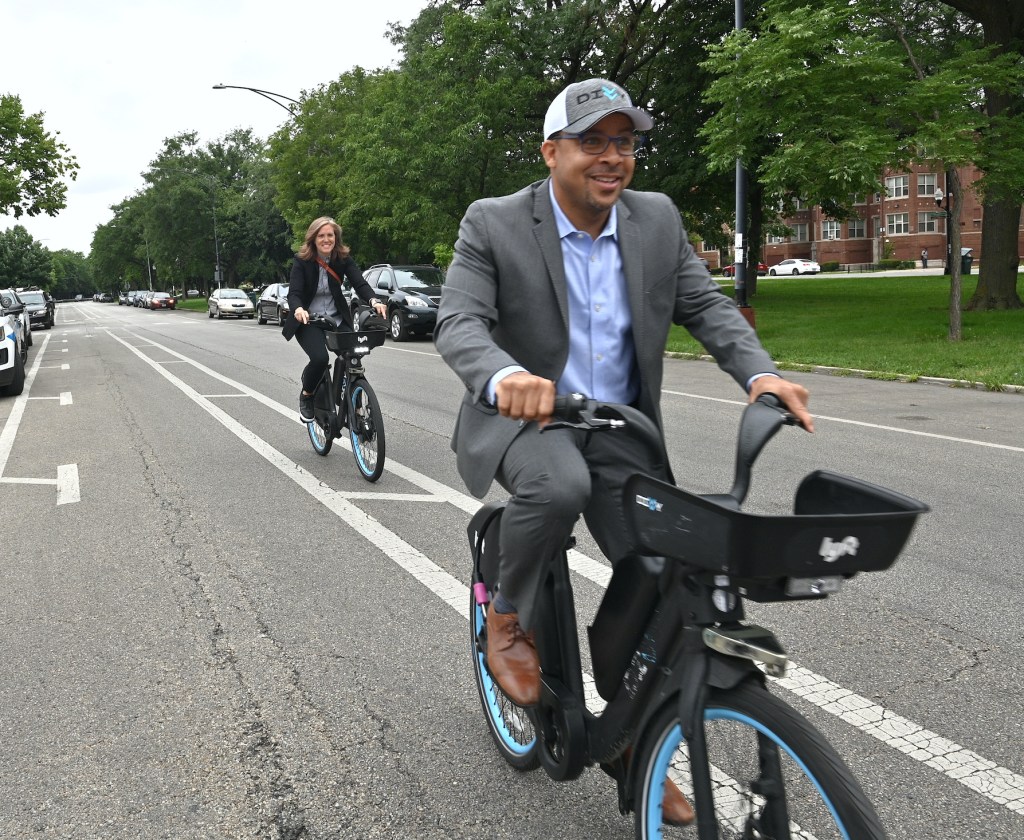 Divvy kicks off West Side expansion with 3,500 bikes, 107 “e-station” parking areas