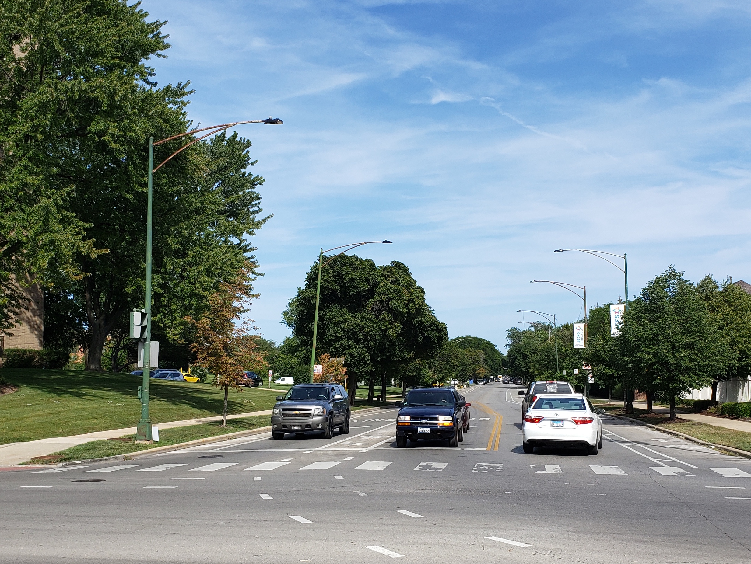 Buffered bike lanes on Pratt east of Kedzie. Photo: Jeff Zoline