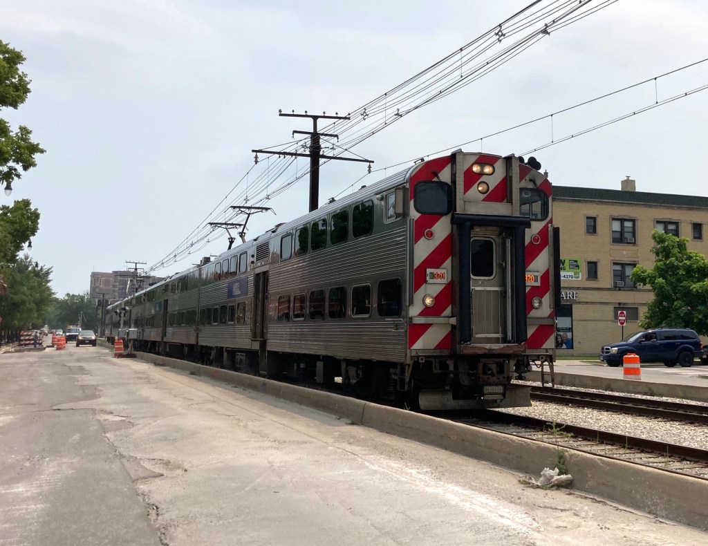 Civic and environmental groups call on Metra to get going on zero emissions fleet