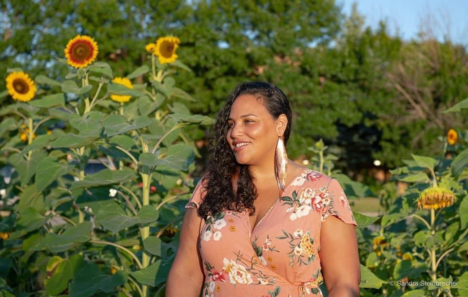 Leslé Honoré in a field of sunflowers. Photo: Sandra Goldin Steinbrecher