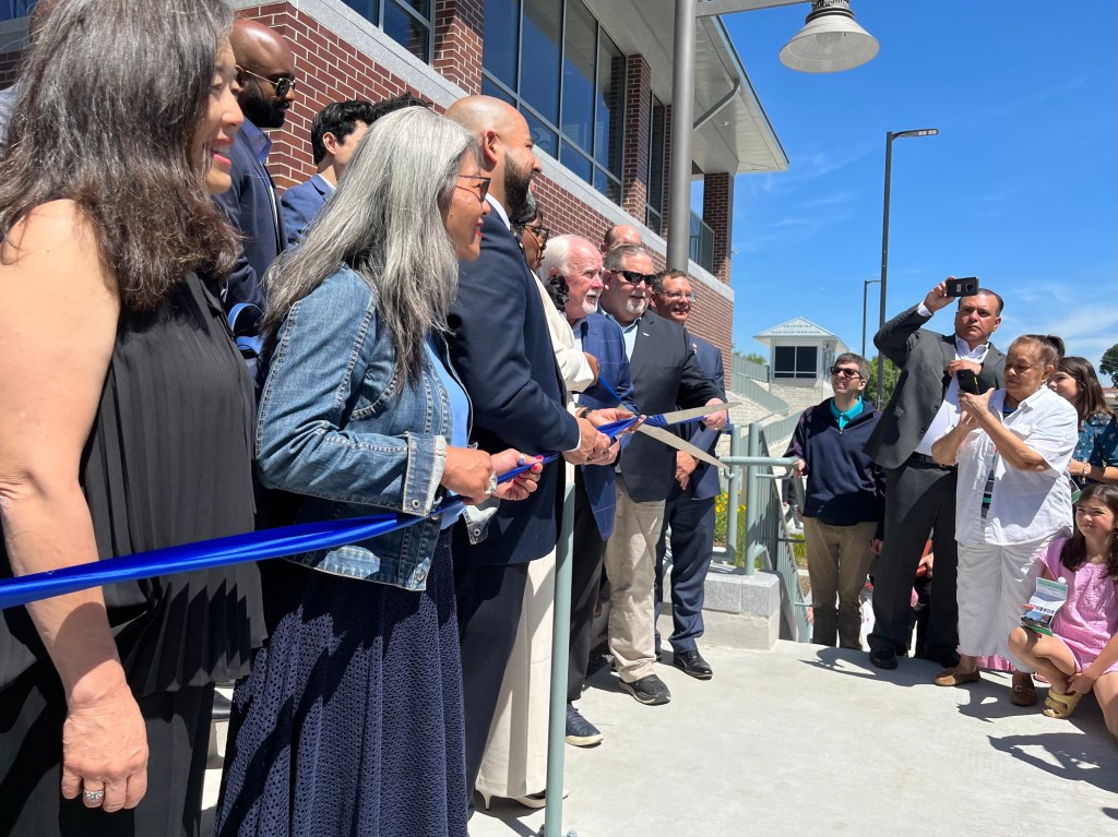 Slow train coming: Metra staff, politicians, and commuters celebrate opening of long-delayed  Peterson/Ridge station