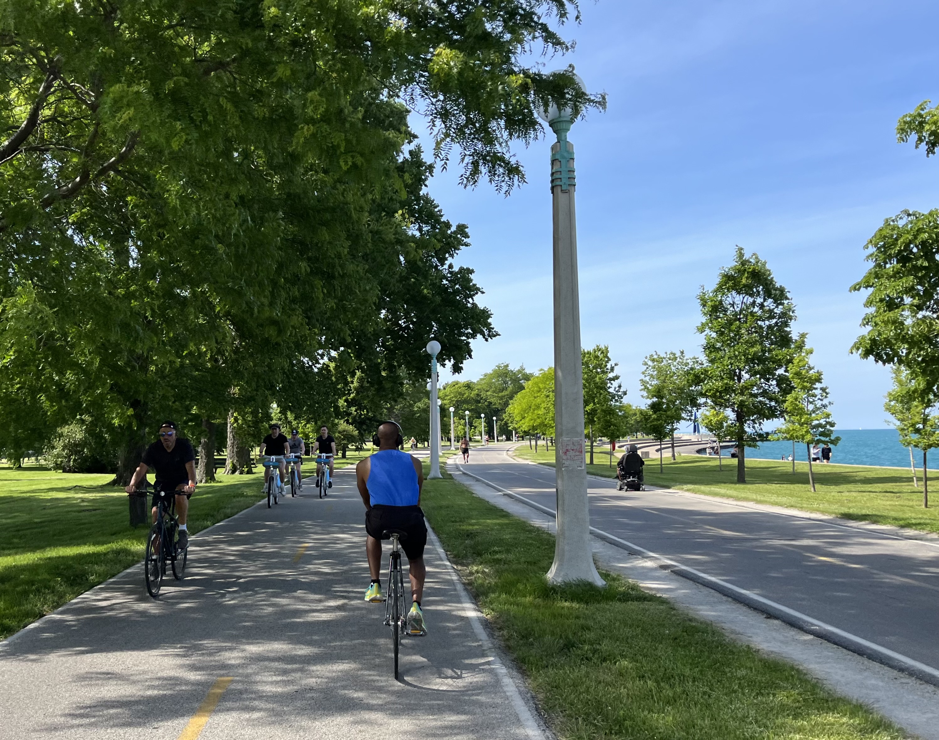chicago family friendly bike paths near me