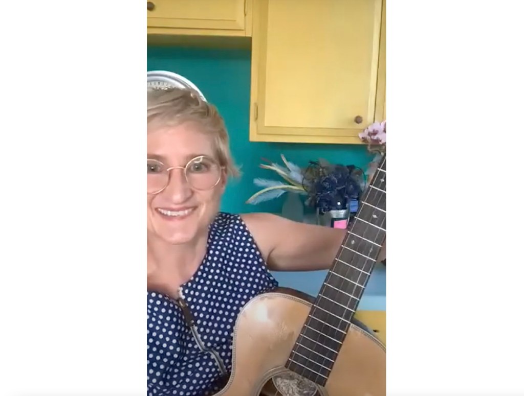 Remembering singer-songwriter Jill Sobule, who performed on Zoom for Streetsblog Chicago’s COVID-era fundraising celebration